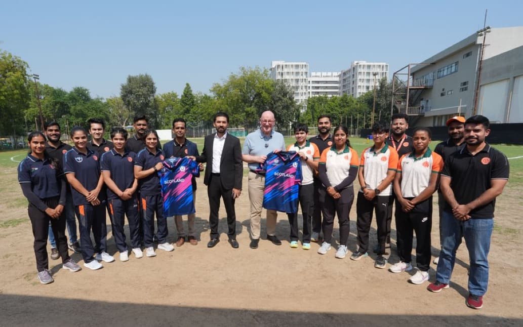 FIRST MINISTER DELIVERS CRICKET